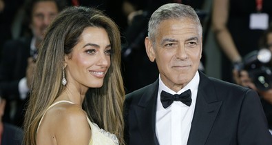 Amal Clooney vakítóan gyönyörű ruhában jelent meg: nem akárkivel találkozott George Clooney felesége