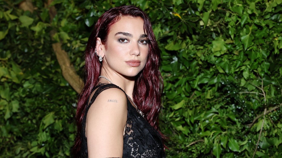 Dua Lipa nem fél a merész döntésektől, ha divatról van szó