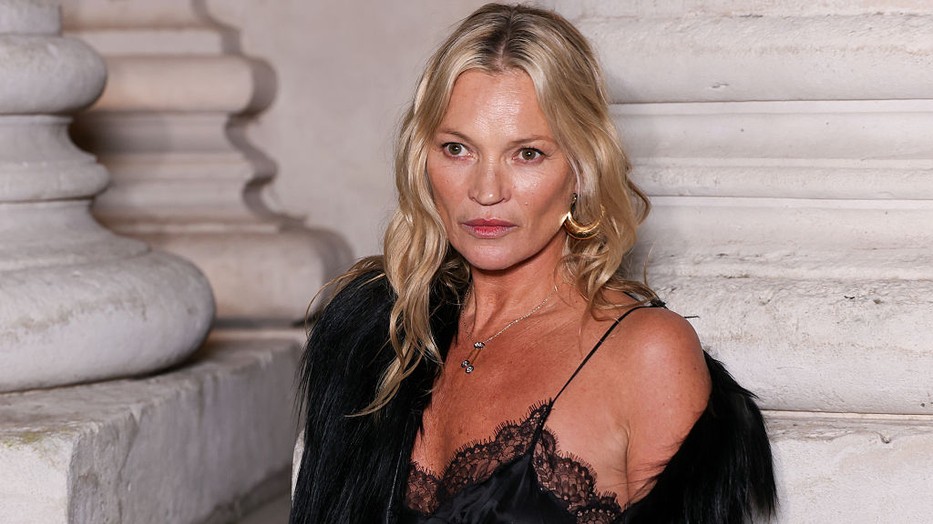 Kate Moss áttetsző szettben bulizott