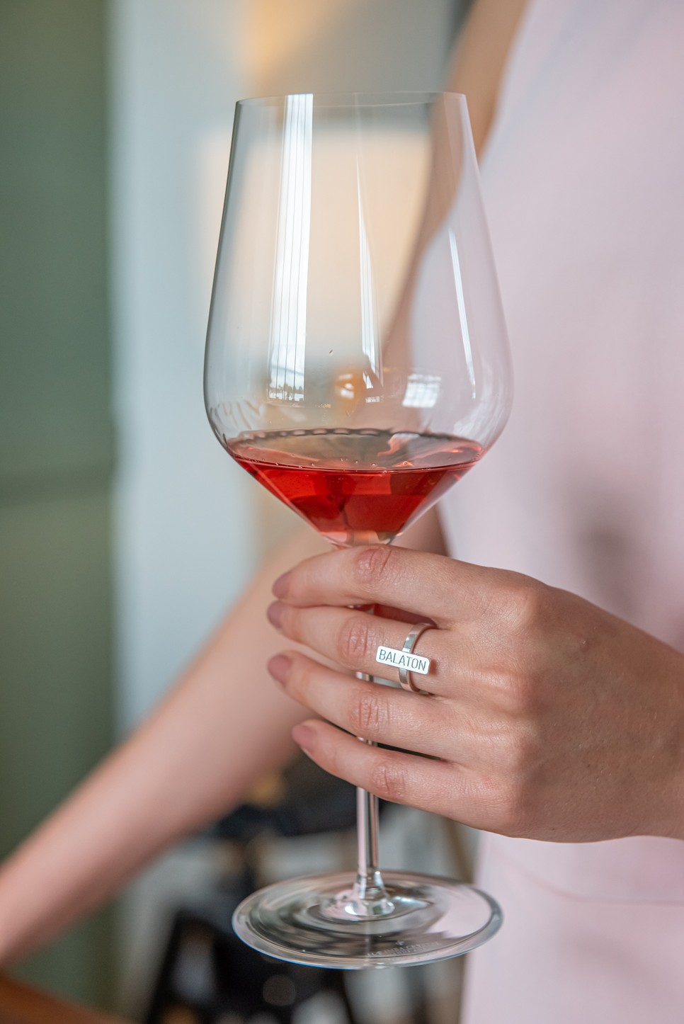 Magyar tervezők készítik a világ egyetlen, borból készült ékszereit