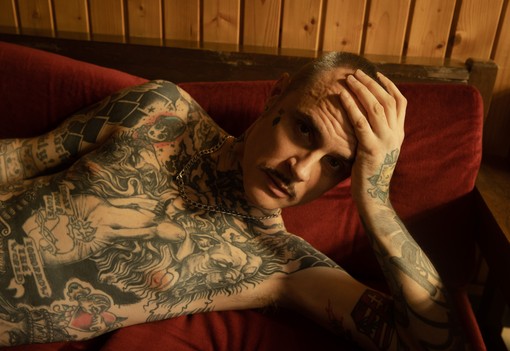 Palvin Barbara egy szál melltartóban reklámozza a magyar divatfotó kiállítást