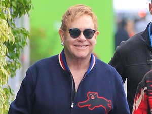 A Nike új cipője Elton John előtt tiszteleg, és imádjuk a 100% diszkóhangulatát