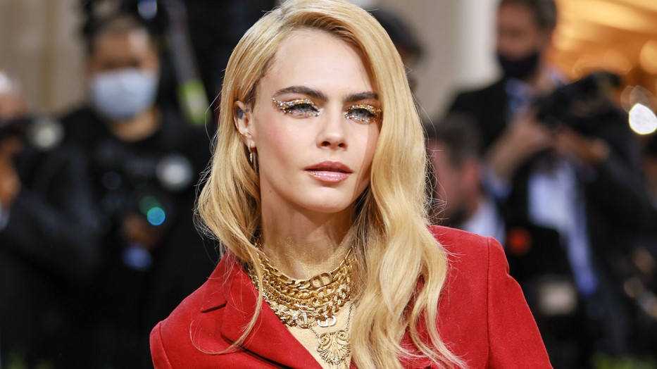 Cara Delevingne testét csupán az arany festék takarta a Met gálán