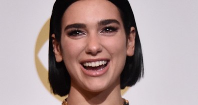 Biztostűk tartották össze Dua Lipa ruháját a Grammy-gálán