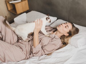 Egyszerű alvási trükk, amivel megelőzhető a reggeli hátfájás: csak néhány párna kell hozzá