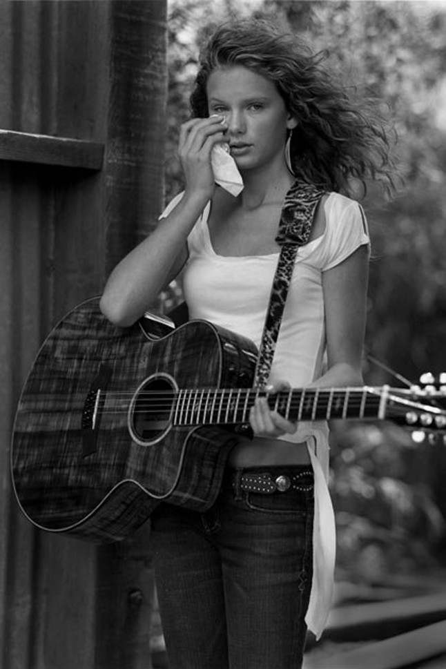 Taylor Swift már 2003-ban is csak a gitárjával pózolt