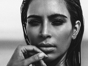 Kim Kardashian már megint meztelenkedik