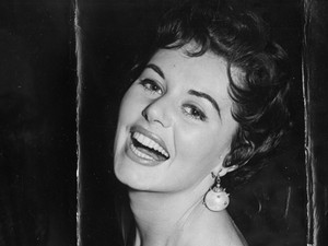 Gyász! Meghalt az első Bond-lány