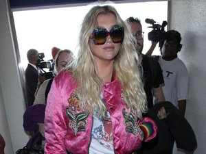 Kesha hivatalosan is Jared Leto női mása ebben a szettben