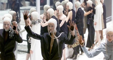 Brutális és gyönyörű: VOSS, ilyen volt a divattörténet legemlékezetesebb bemutatója