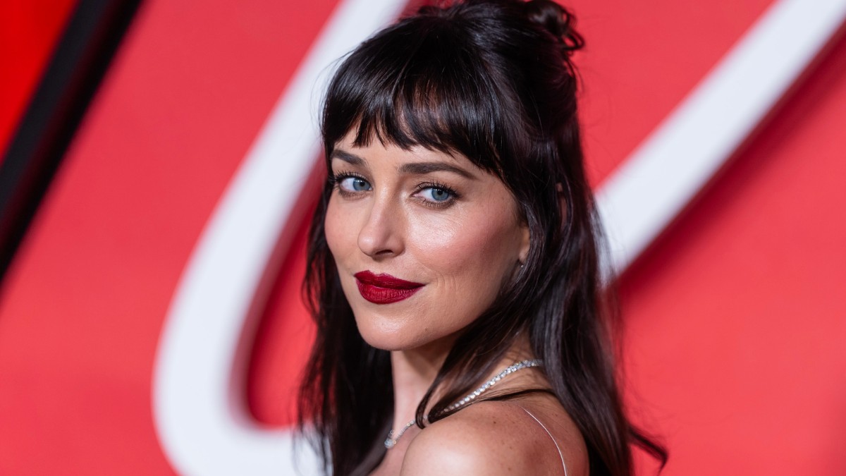 Dakota Johnson a világ legapróbb felsőjében sétált végig a vörös szőnyegen, óriási feltűnést keltett a színésznő