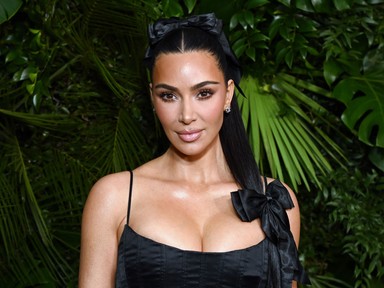 Kim Kardashian a világ legzavarbaejtőbb ruhájában érkezett a Velencei Filmfesztiválra