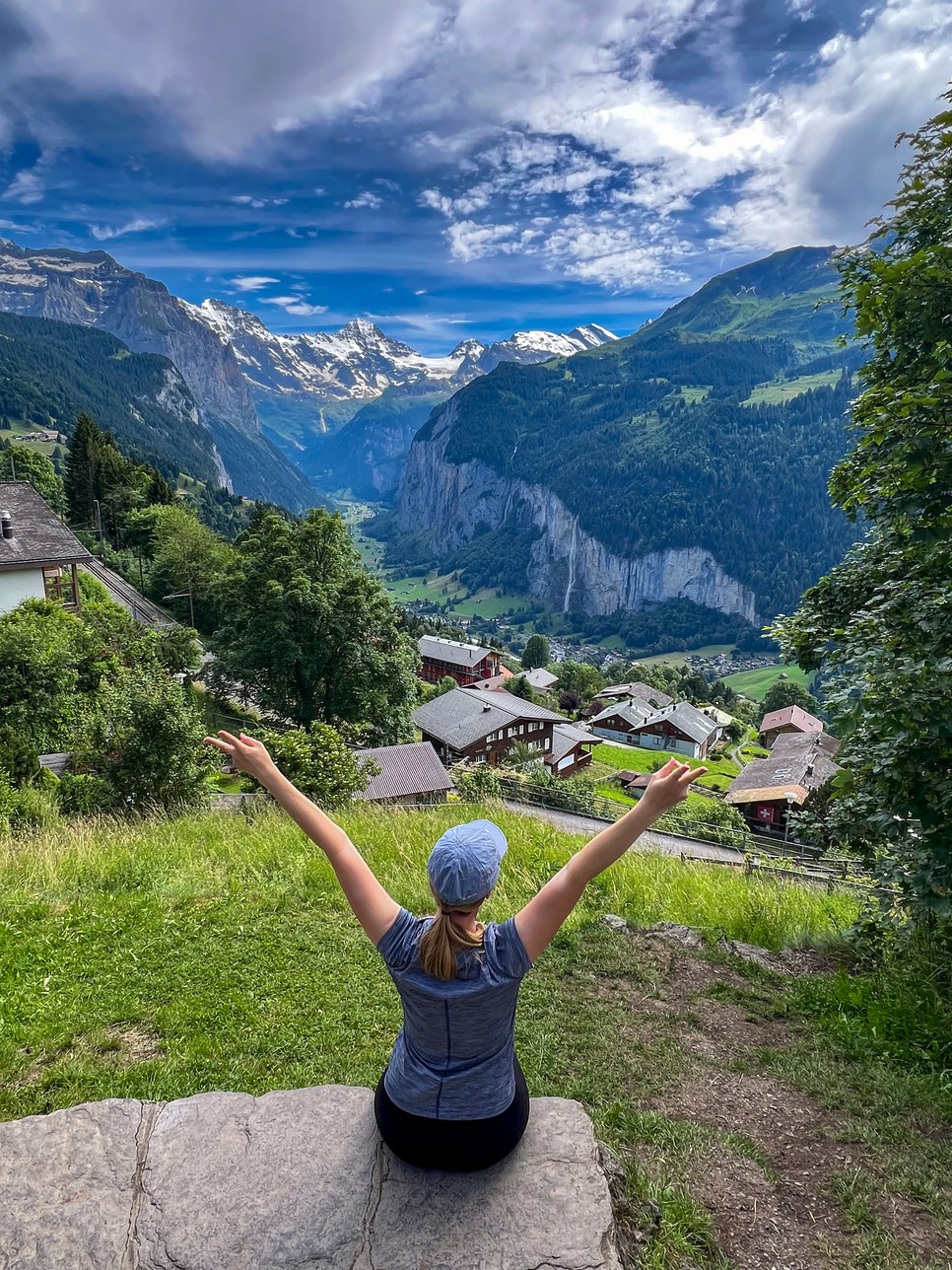 Varázslatos kilátás Lauterbrunnenre Wengenből.