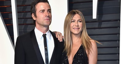 Ez a combvillantó ruha most a sztárok kedvence, de kinek áll jobban?