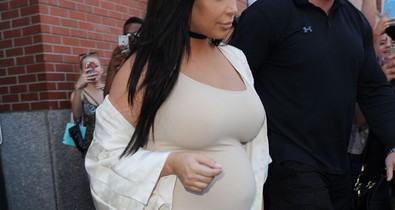 Lehetetlen eldönteni, Kim Kardashian melyik ´kismamaruhája´ volt ízléstelenebb