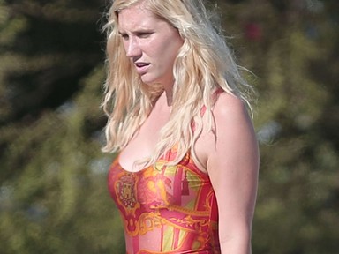 Rebellis popsztár mintás fürdőruhában