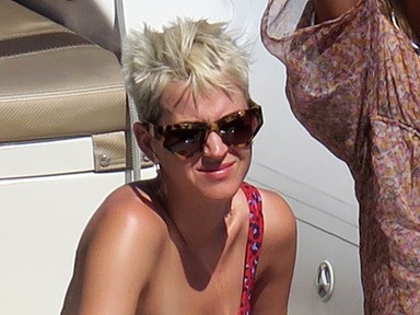 Katy Perry újabb anti-szexis fürdőruhában pancsol