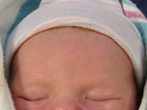 Fergie és Josh Duhamel megmutatták 3 hetes kisfiúkat a nagyvilágnak