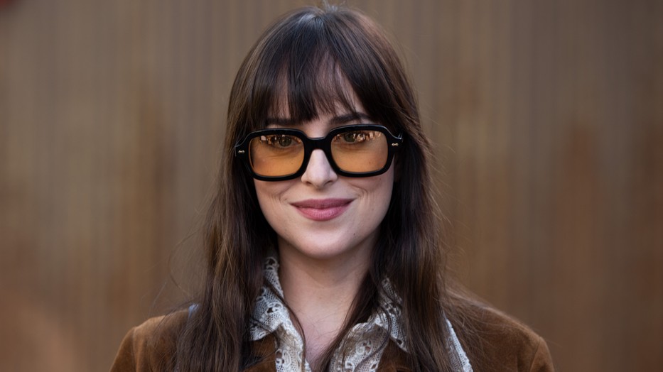 Dakota Johnson vagány szettben tért vissza Amerikába, de nézzétek kivel találkozott!
