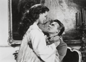 Ez az intim pillanat Romy Schneider (Sissi) és Karlheinz Böhm (Ferenc József császár) között az egyik legemlékezetesebb jelenet a trilógiából – és egyben a színészek közötti különleges kémiát is megmutatja. A két főszereplő a valóságban is közel került egymáshoz a forgatás idején, és barátságuk hosszú éveken át megmaradt. 