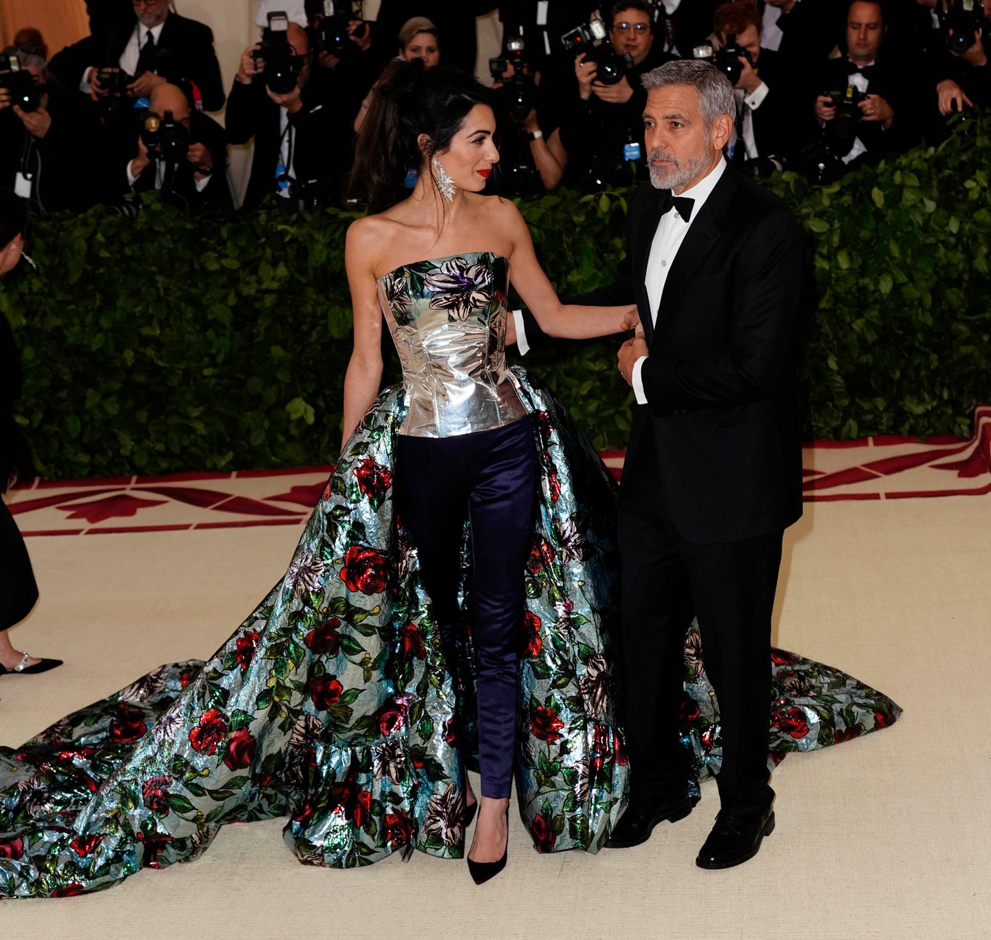 A 2018-as Met Gálán Amal Clooney ebben a különleges, virágos Richard Quinn ruhában jelent meg, amelyhez nadrág is tartozott. 