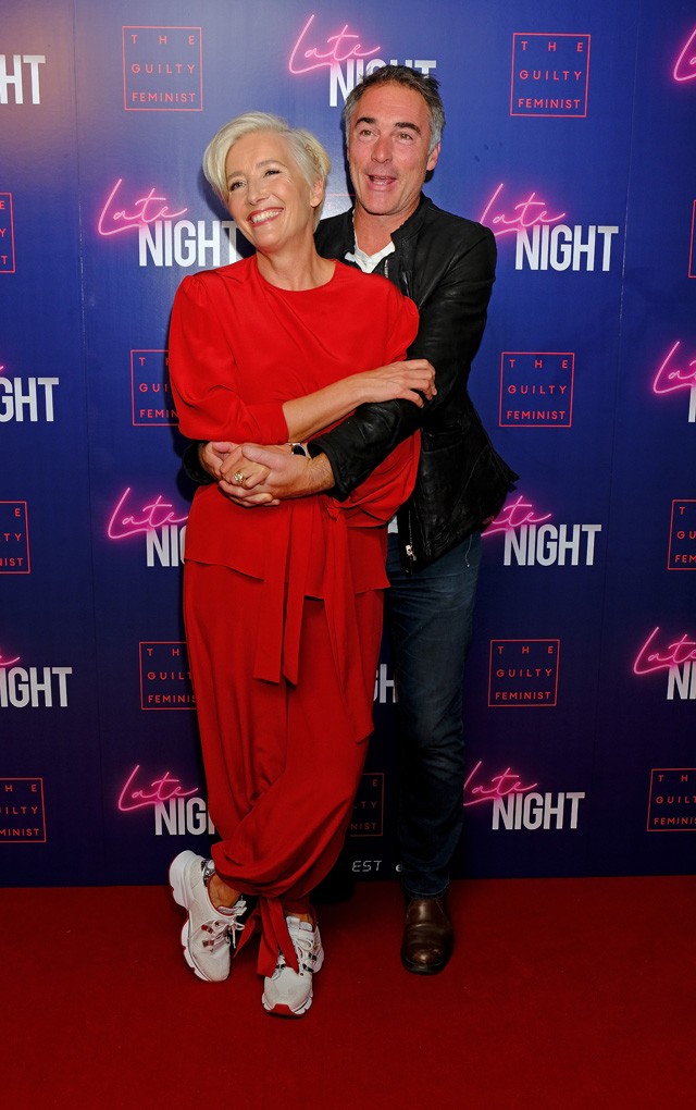 Imádjuk! A 60 éves Emma Thompson edzőcipőben a vörös szőnyegen