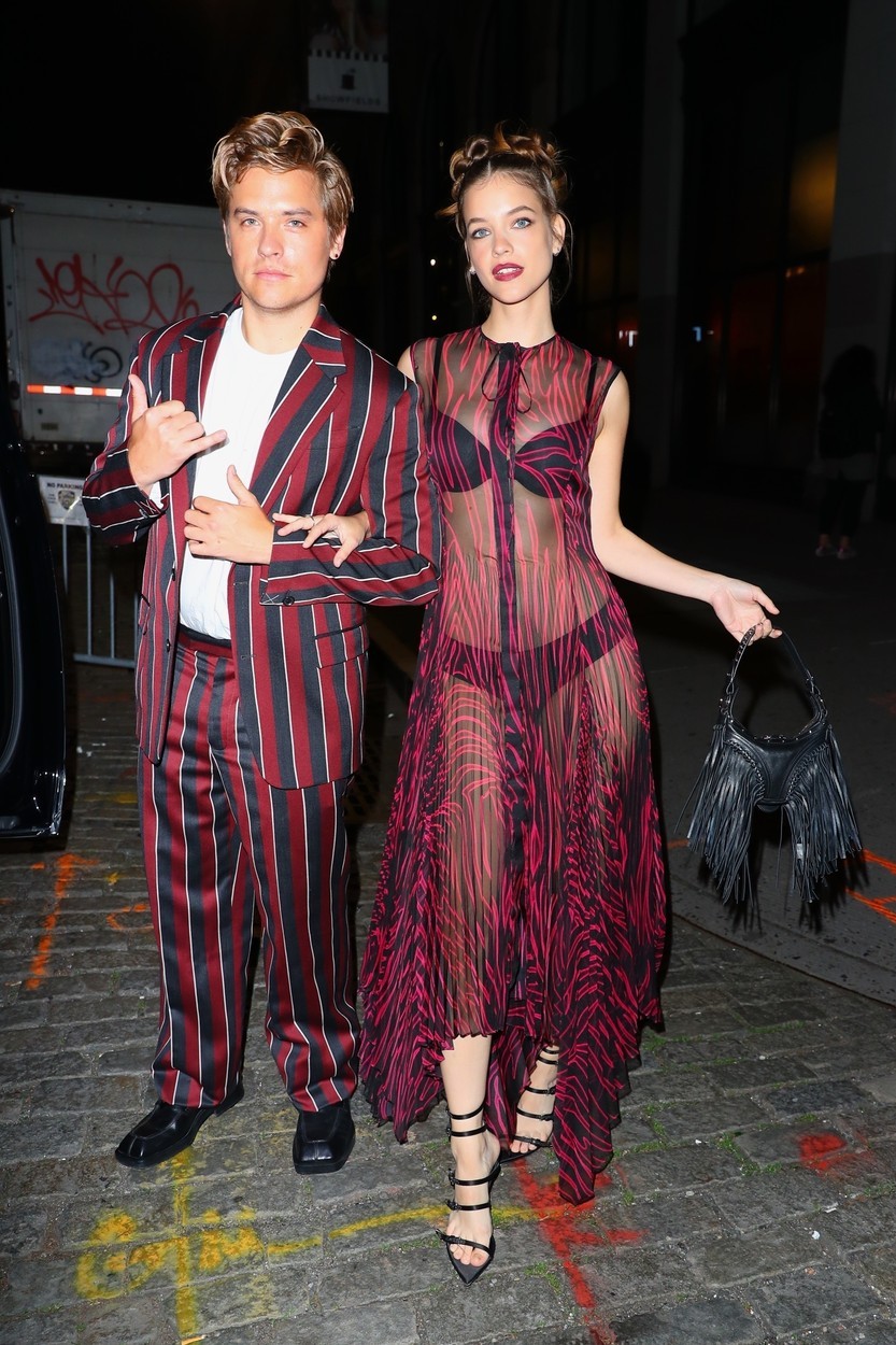 Palvin Barbara és Dylan Sprouse összehangolt megjelenéssel fejezték ki összetartozásukat