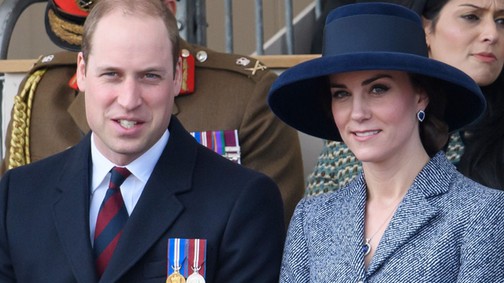 Botrány készül: Vilmos egy ausztrál modellel hetyeg, míg Kate Middleton otthon van a gyerekekkel?