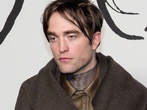 Robert Pattinson Zsákos Frodónak öltözött a Dior divatbemutatóján