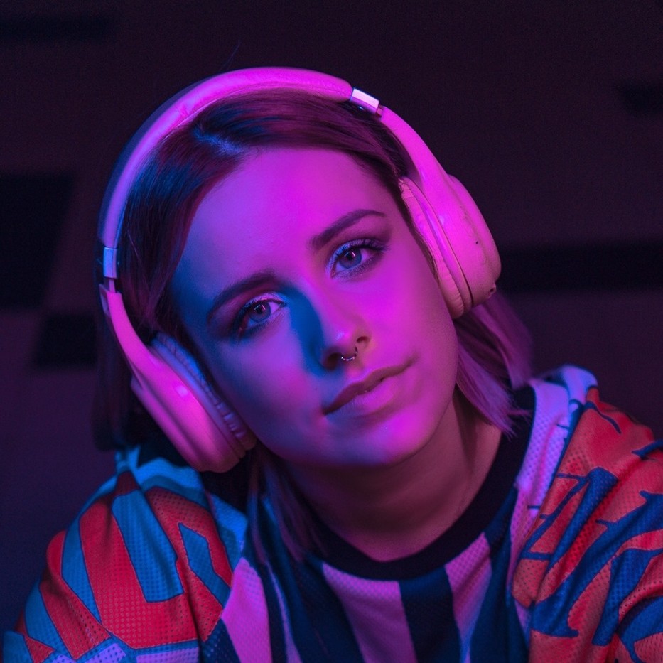 Elkezdődött a suli és azzal együtt a bullying - Erről szól B. Nagy Réka új dala