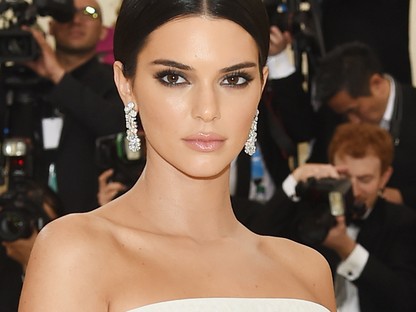 Mi tízszer elestünk volna Kendall Jenner nadrágjában! Hogy csinálja? 