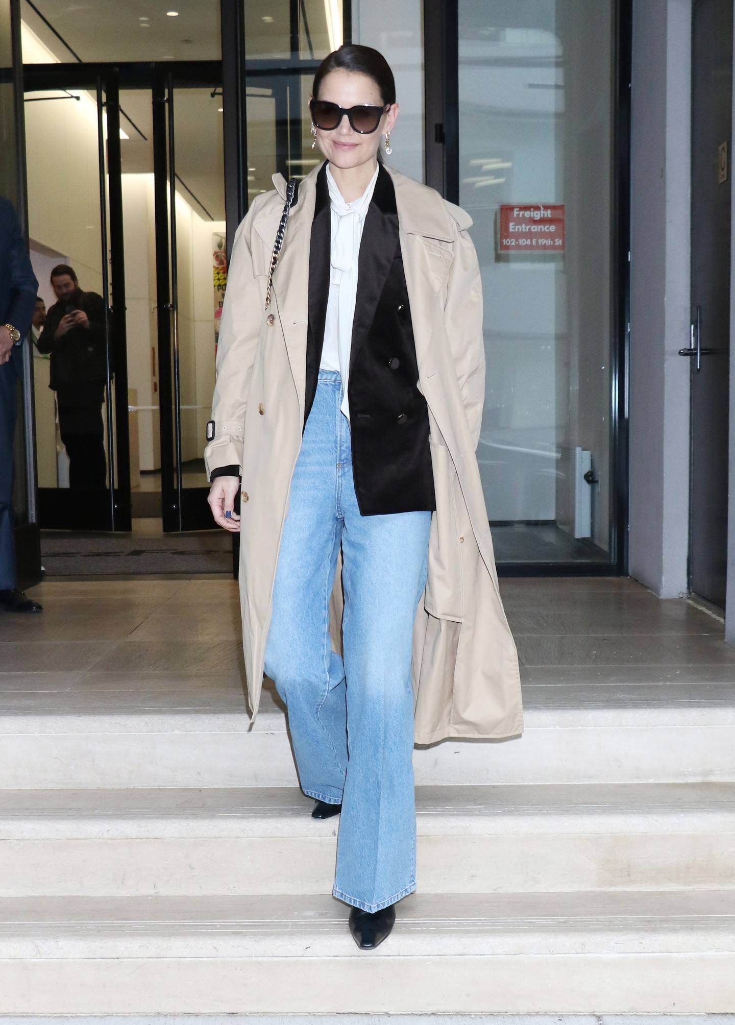 2020 - Katie Holmes olyan alapdarabokat választott, amelyek bárkinek ott vannak a szekrényében: kék farmernadrág, fehér ing, zakó és a jó öreg ballon. Egyszerű, mégis időtlen!