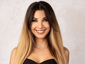 Pazar elegancia tükrözi Erdély Kitty mai szettjét, ami az eddigieknél is különlegesebb