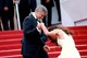 George Clooney igazi gavallér: ha kell, felesége, Amal Clooney ruháját is megigazgatja, hogy tökéletesen mutasson a fotókon. 