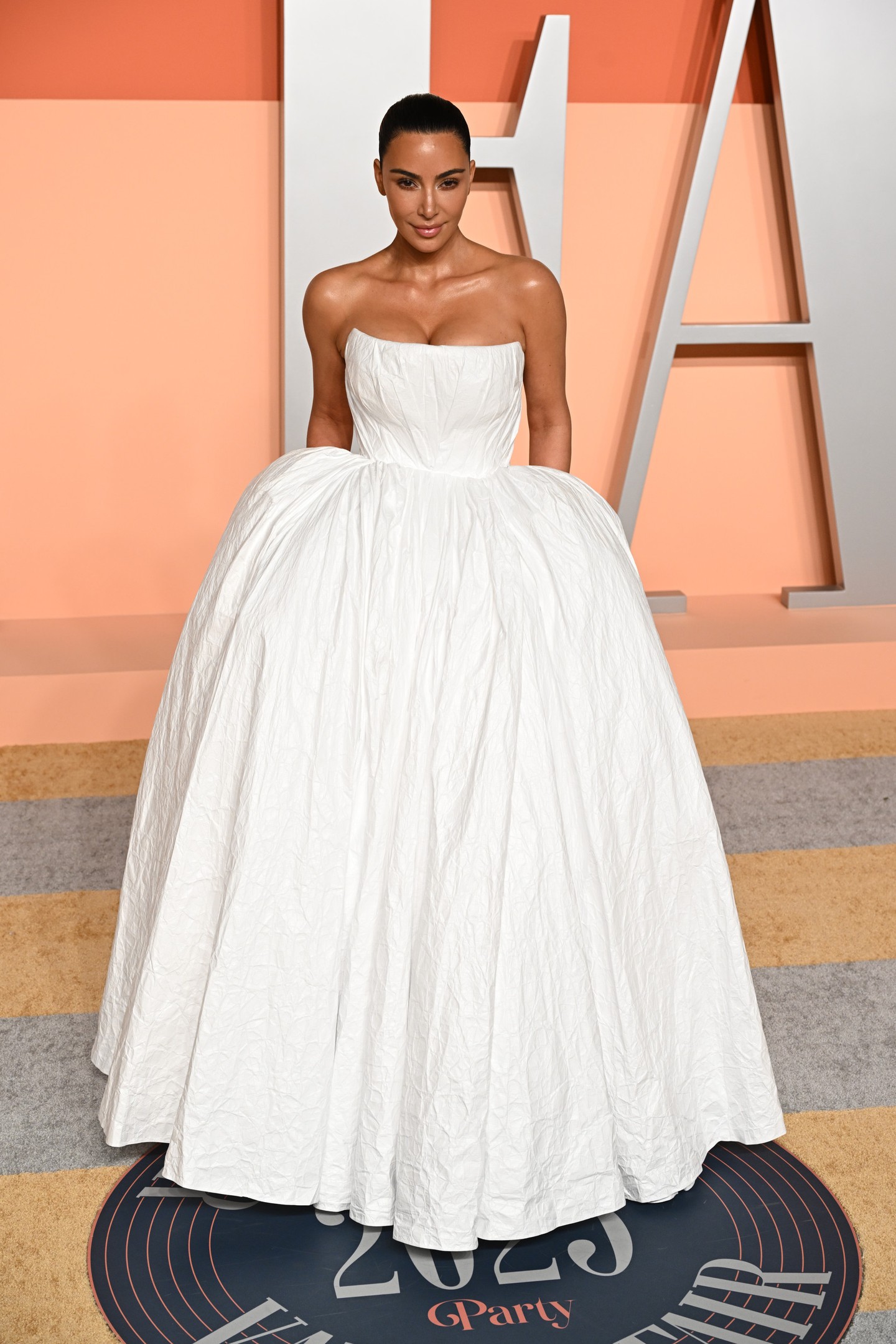 Kim Kardashian egy magához képest igencsak visszafogott, hercegnős Balenciaga darabban tündökölt.