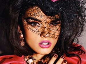 Crystal Renn címlapon simogatja magát