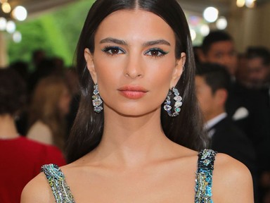 Emily Ratajkowski szexi fűzőben villant!