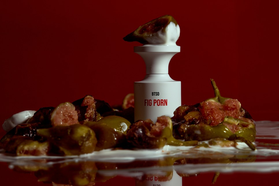 A meghökkentő vizuális látvány, a BORNTOSTANDOUT koreai niche parfüm márka kampányfotója