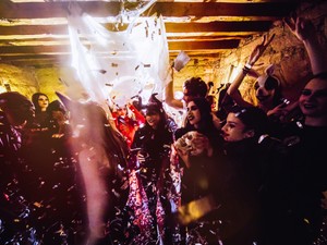 Exkluzív: a hollywoodi sztárok őrületes halloweeni partikon bukkantak fel - Mi is bejutottunk az egyikre