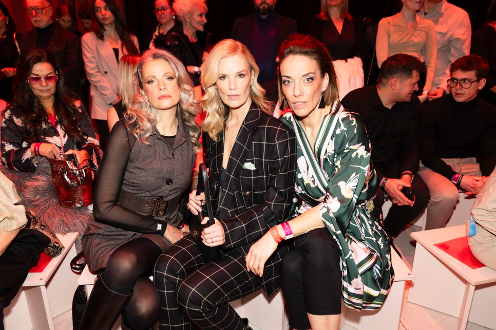 Modellikonok a BCEFW Katti Zoob bemutatójának első sorában: Józsa-Kovács Kinga, Etter Dalma, Kincses Kinga