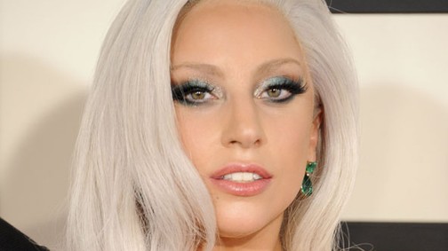 Lady Gagának nem volt elég EGY dekoltázs villantó ruha