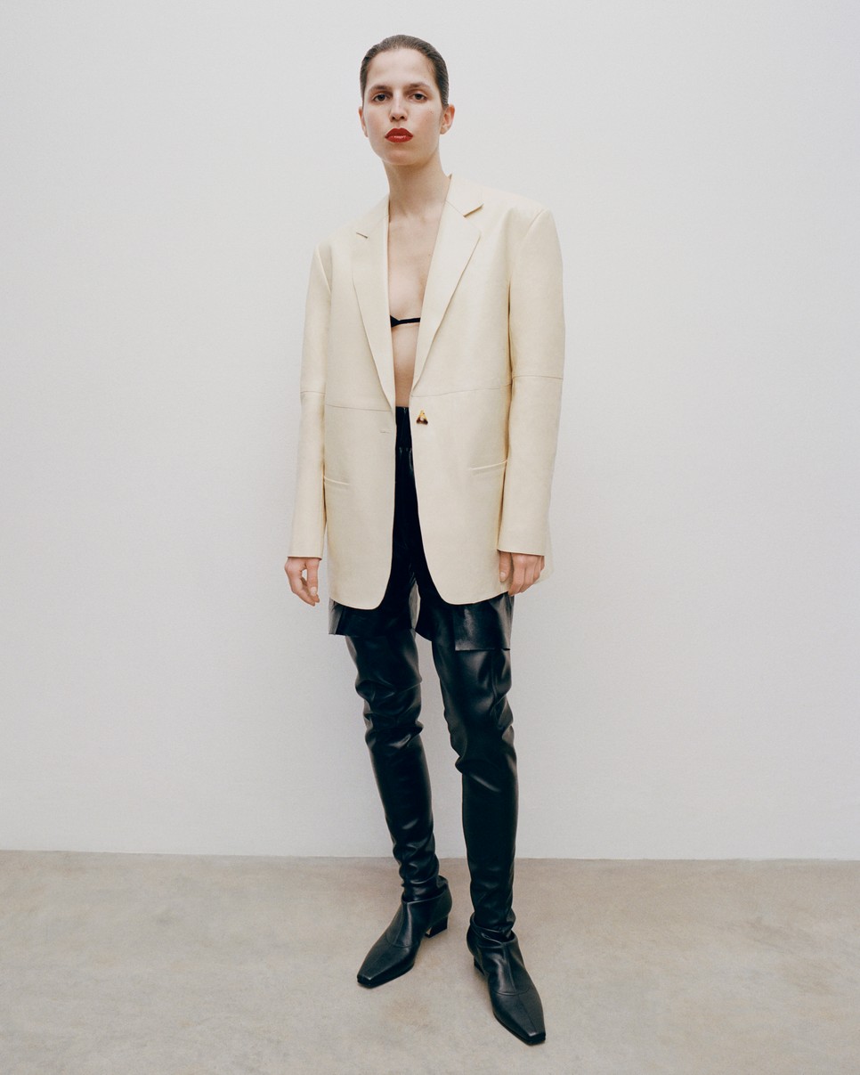 Az Aeron Mercédes blézere törtfehér színben is gyönyörű