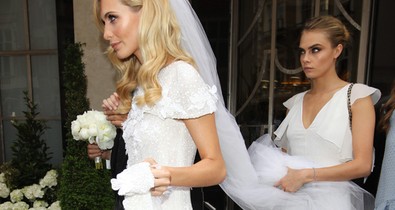 Poppy Delevingne csipkés Chanelben mondta a ki a boldogító igent