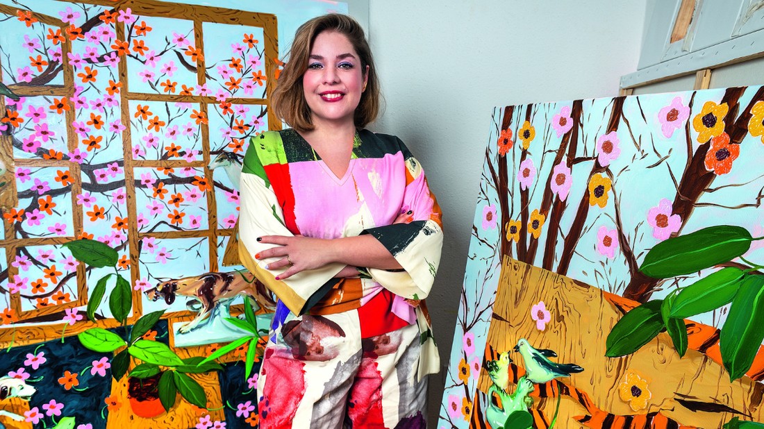 Koleszár Kata festményei láttán felfedezhetjük saját belső kertünket | Felső és nadrág: PRINTA Ékszerek: LUIZA JEWELS
