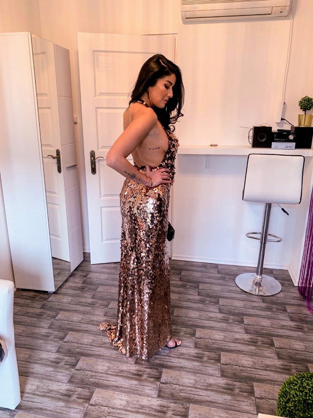 Singh Viki ma egyedi tervezésű estélyiét mutatja meg