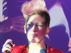 Palvin Barbi fotója előtt énekelt Ellie Goulding