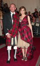 2006 Sarah Jessica Parker - Hagyomány és áthágás a brit divatban témához Sarah Jessica Parker egy Alexander McQueen ruhát viselt. A megjelenés különlegessége, hogy maga McQueen is vele tartott az eseményre, ugyancsak saját tervezésében