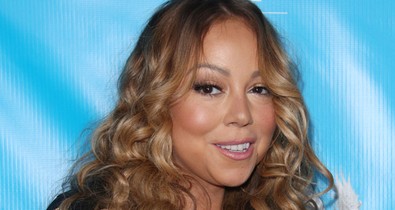 Mariah Carey a saját melleivel fojtogatja magát