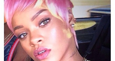 Rihanna rózsaszín frizurával sokkol