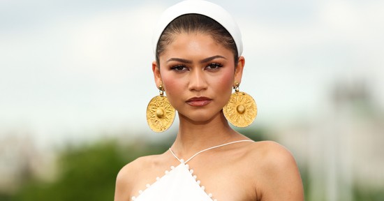 Zendaya fenékig kivágott ruhában pózol, melltartót sem vett meztelenruhája alá a gyönyörű színésznő